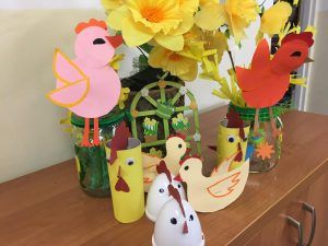 na zdjęciu widać prace o tematyce wielkanocnej