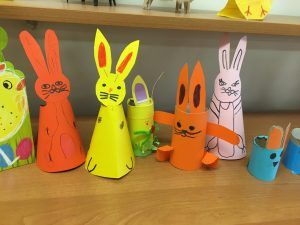 na zdjęciu widać tekturowe zajączki