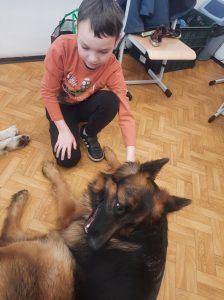 chłopiec zajmuje się pieskiem