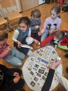 dzieci przygotowują pracę plastyczną 