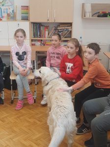 uczniowie zapoznają się psami