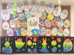 na zdjęciu widać prace o tematyce wielkanocnej