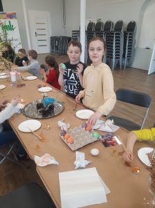 Na zdjęciu uczniowie trzymają w rękach ozdobione jajka