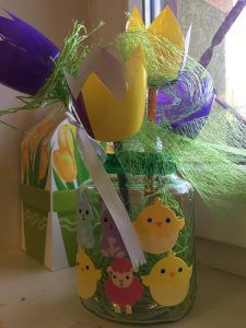 na zdjęciu widać prace o tematyce wielkanocnej