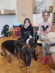 uczniowie zapoznają się psami