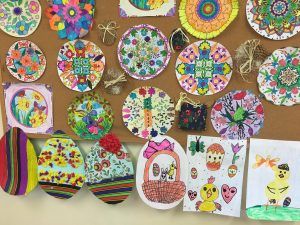 na zdjęciu widać prace o tematyce wielkanocnej