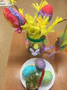 na zdjęciu widać prace o tematyce wielkanocnej