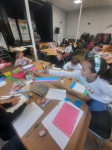 przy stole widać pracujące dzieci