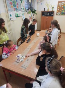 Na zdjęciu widać dzieci grające w grę