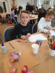 na zdjęciu chłopiec rozpoczyna pracę konkursową