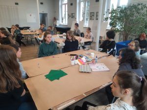 przy stole widać pracujące dzieci