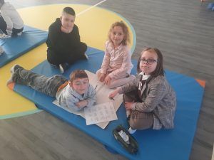 dzieci pracują nad zadaniami podczas turnieju ekologicznego