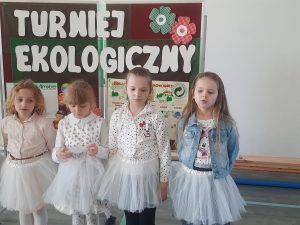 Dziewczynki recytują wiersz podczas turnieju ekologicznego