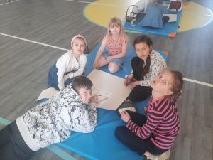 dzieci pracują nad zadaniami podczas turnieju ekologicznego