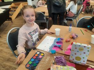 dziewczynka tworzy pracę konkursową