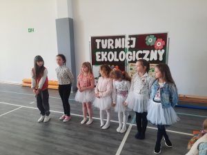 Dziewczynki recytują wiersz podczas turnieju ekologicznego