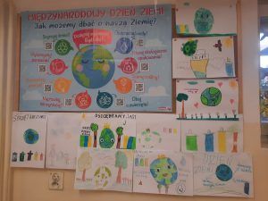 na zdjęciu prace plastyczne o tematyce ekologicznej