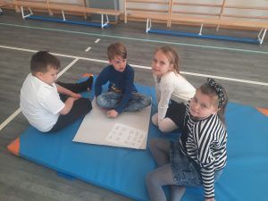 dzieci pracują nad zadaniami podczas turnieju ekologicznego