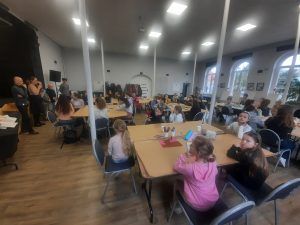 przy stole widać pracujące dzieci