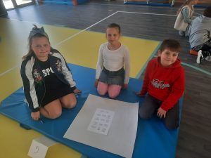 dzieci pracują nad zadaniami podczas turnieju ekologicznego