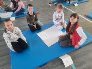 dzieci pracują nad zadaniami podczas turnieju ekologicznego