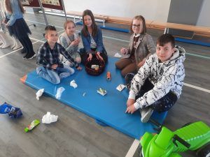 dzieci podczas krótkiej inscenizacji ekologicznej 