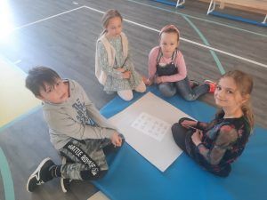 dzieci pracują nad zadaniami podczas turnieju ekologicznego