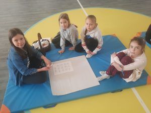 dzieci pracują nad zadaniami podczas turnieju ekologicznego