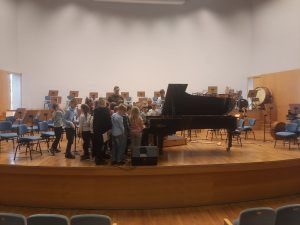 dzieci stoją w filharmonii na scenie