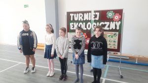 Dziewczynki recytują wiersz podczas turnieju ekologicznego