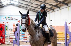 uczennica na swoim koniu do nauki jeździectwa