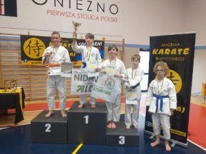 na zdjęciu zwycięzcy turnieju na podium