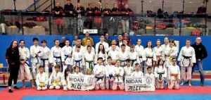 na zdjęciu duża grupa uczestników turnieju karate