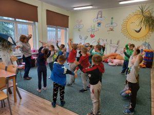 Dzieci bawią się na dywanie 