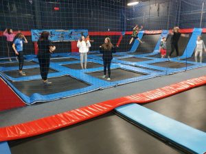 uczniowie na trampolinach w parku trampolin SKOKOLOCO