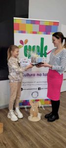 na zdjęciu uczennica odbierająca nagrodę konkursową