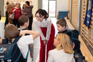 na zdjęciu uczniowie i pani wójt