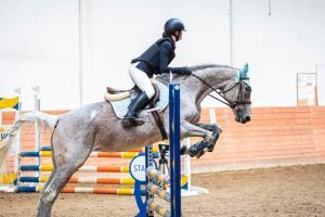 uczennica w czasie skoku przez płotki na swoim koniu