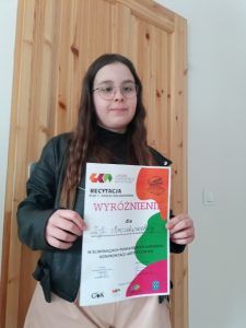 na zdjęciu uczennica- zdobywczyni wyróżnienia