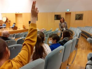 uczennica zadaje pytanie pani dyrygent