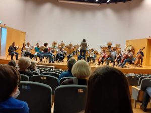 grupa członków orkiestry w czasie próby