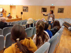 uczniowie na sali w filharmonii z panią dyrygent