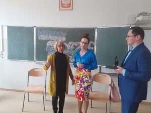 na zdjęciu nauczycielka, dyrektor szkoły i gość spotkania