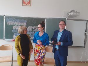 na zdjęciu nauczycielka, dyrektor szkoły i gość spotkania