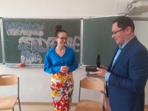 dyrektor wręcza Pani Wójt upominek