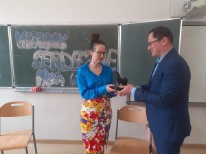 dyrektor wręcza Pani Wójt upominek