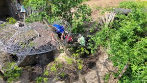 uczniowie przechodzą przez tunel z siatki