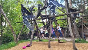 nauczycielki i dzieci na ruchomym wężu