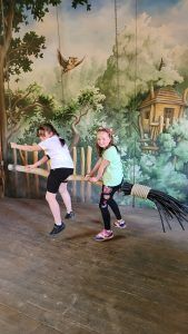 dwie uczennice na miotle Baby Jagi