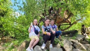 trzy uczennice na skałkach